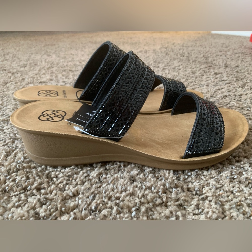 NWT Daisy Fuentes 2 strap Black & Tan low wedge rhinestone Sandals